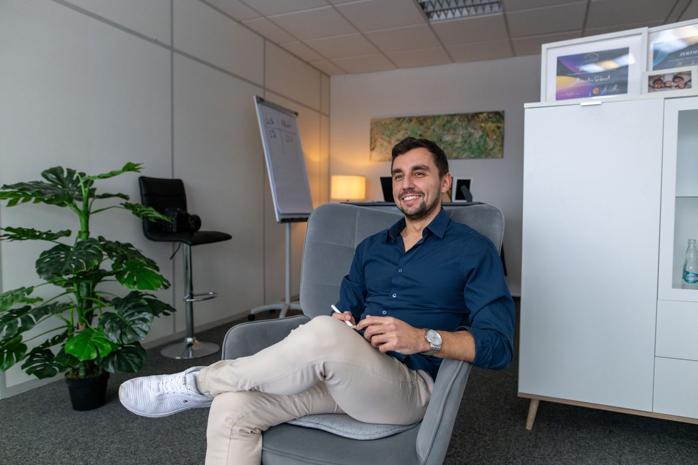 Alexander Seifried in seiner Praxis in Rostock